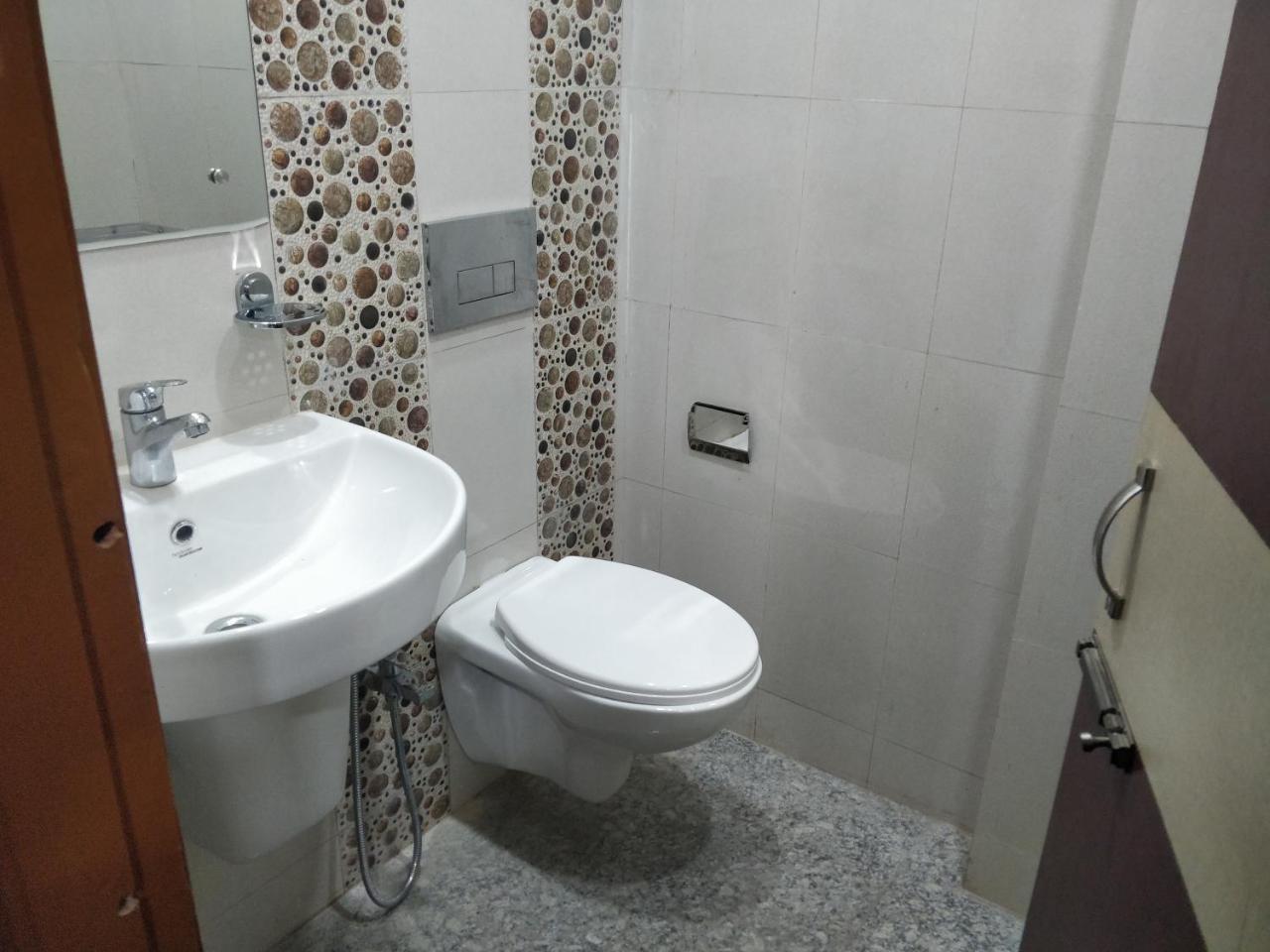 Oyo 16871 Anant Home Stay Shillong Zewnętrze zdjęcie